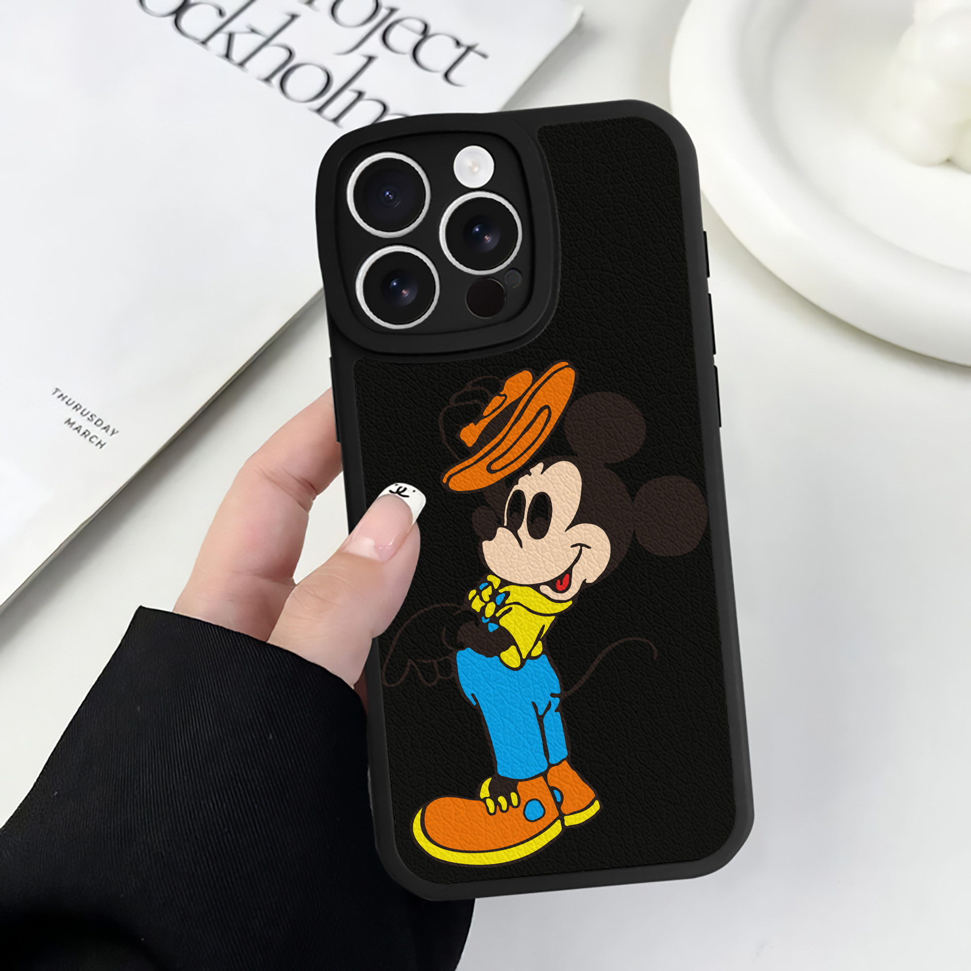 （画像用） ミッキーマウス Mickey Mouse 【iPhone 16シリーズ対応】シリコンスマホケース（レザー調） 材質：シリコン